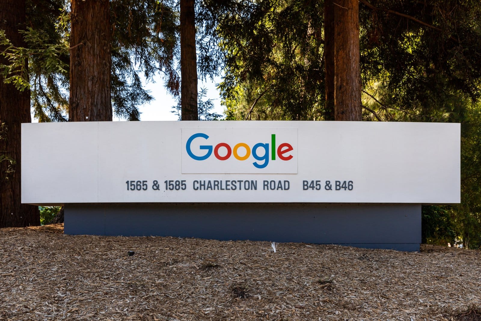 Placa com o logotipo do Google na Charleston Road, em Mountain View, Califórnia